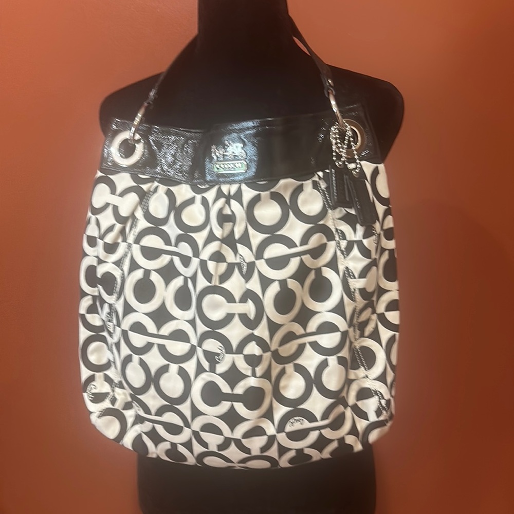 Coach bag in new condition, beautiful logo and handle . In black and white